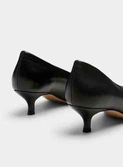 Almond-shaped leather pumps