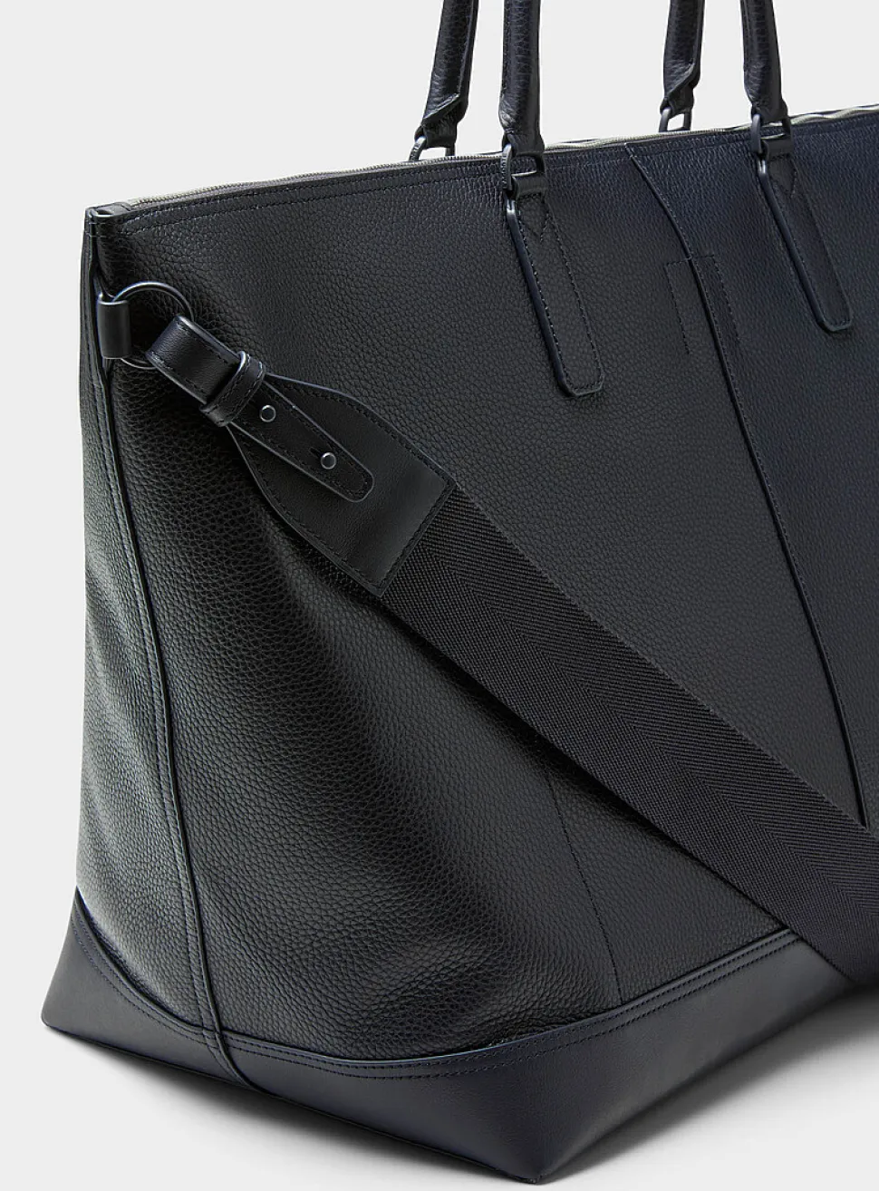 Asymmetric pocket travel bag