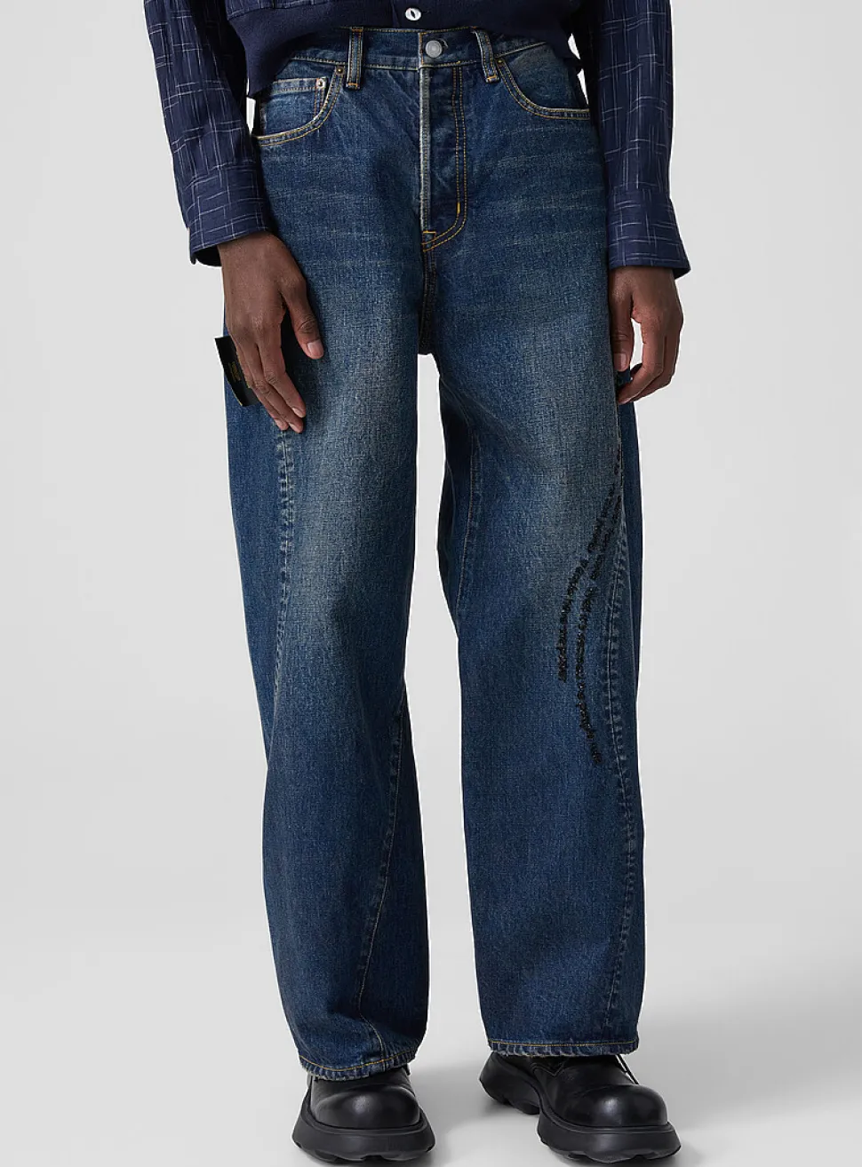 Beaded lyrics curved-seam jean