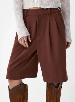 Buckle side-strap pleated Bermuda short