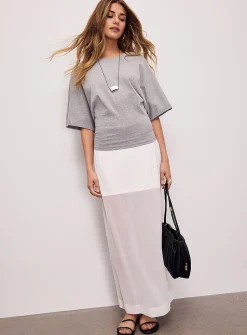 Cape-style back elbow-sleeve T-shirt
