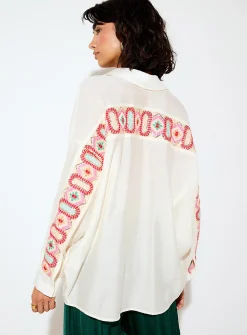 Colourful embroidered-back loose shirt