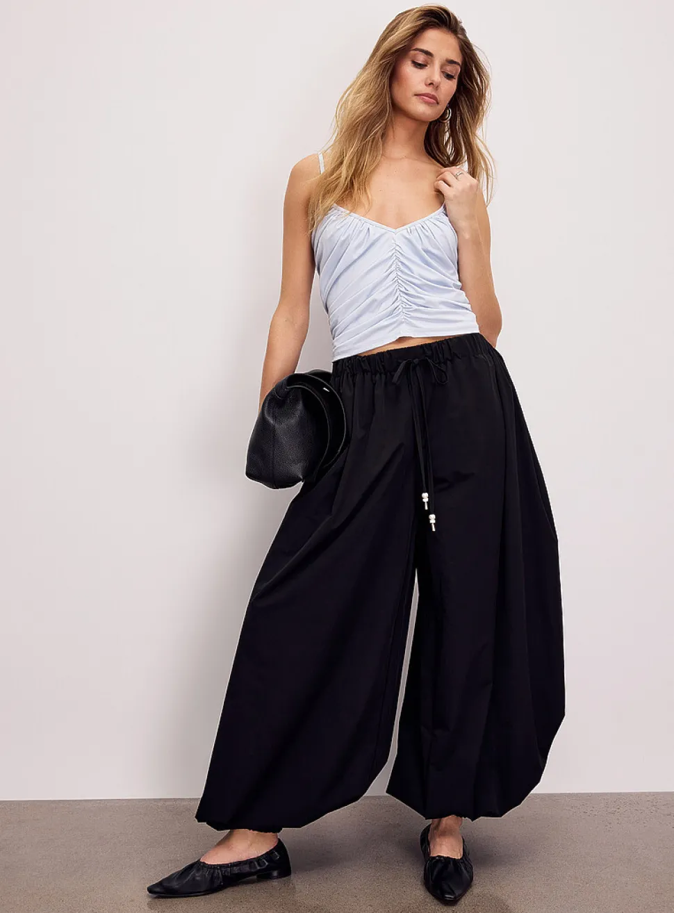 Crisp canvas elastic ankles barrel-leg pant