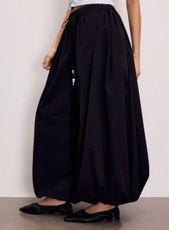 Crisp canvas elastic ankles barrel-leg pant
