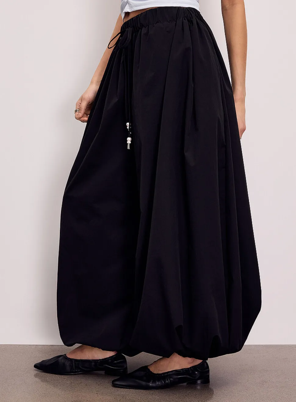 Crisp canvas elastic ankles barrel-leg pant