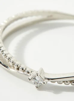 Crossed ring