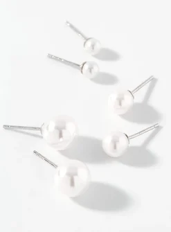Delicate pearl earrings