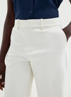 Dense pleated Bermuda short