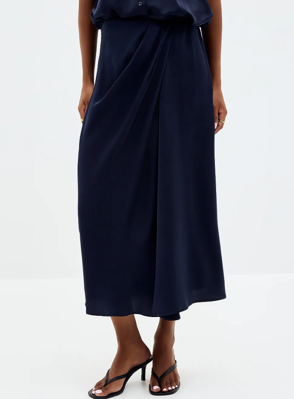 Draped waist satiny skirt