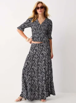 Elbow-length sleeves V-neck crinkled blouse