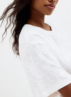 Embossed flowers T-shirt