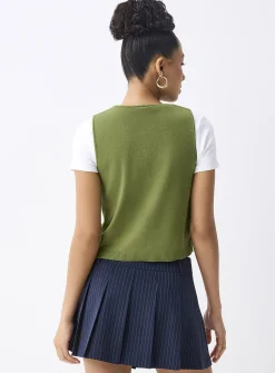 Fine-knit buttoned vest