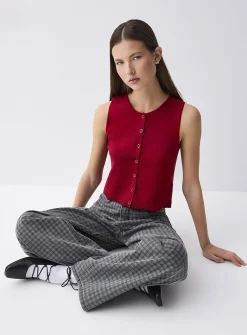Fine-knit buttoned vest