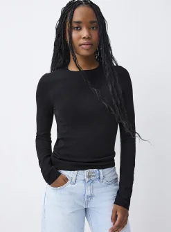 Fitted solid-colour crew-neck sweater