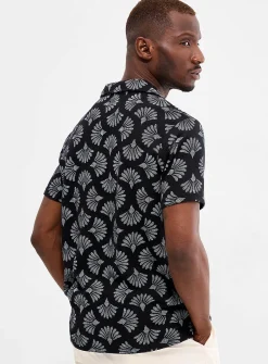 Geo fan print Johnny collar polo