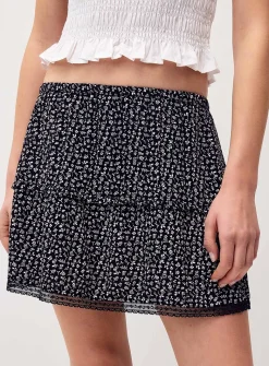 Lace-hem crinkled skort