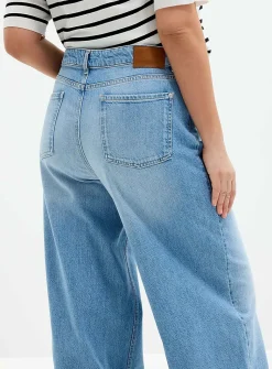 Light blue stretch jean