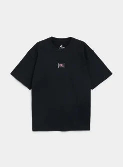Love is in the air graphic T-shirt