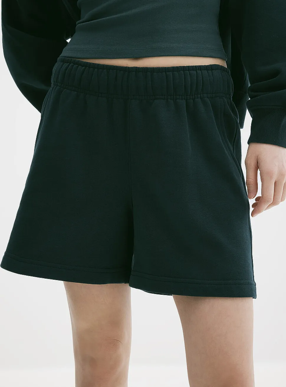 Mid-thigh fleece short