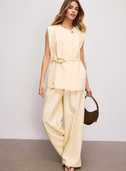 Oversized single golden-button sleeveless blazer