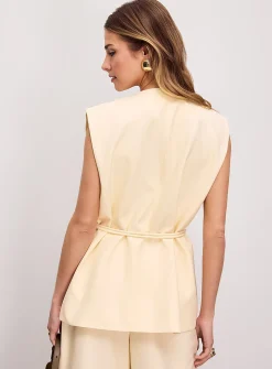 Oversized single golden-button sleeveless blazer