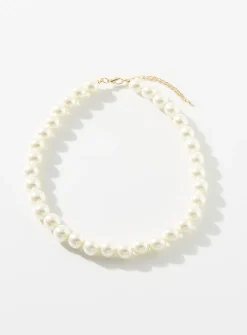 Oversized glistening pearl necklace