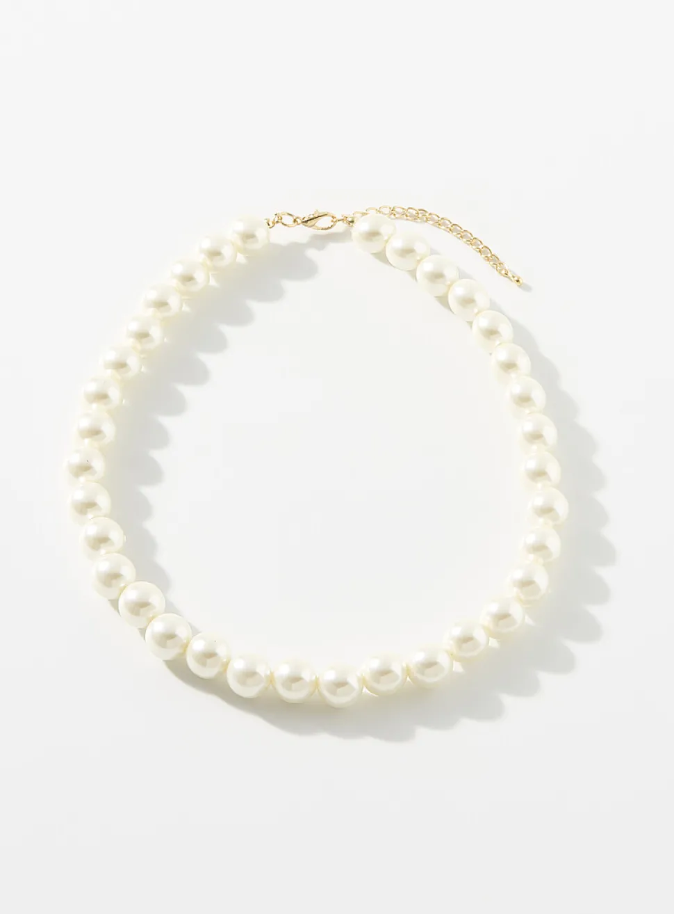 Oversized glistening pearl necklace