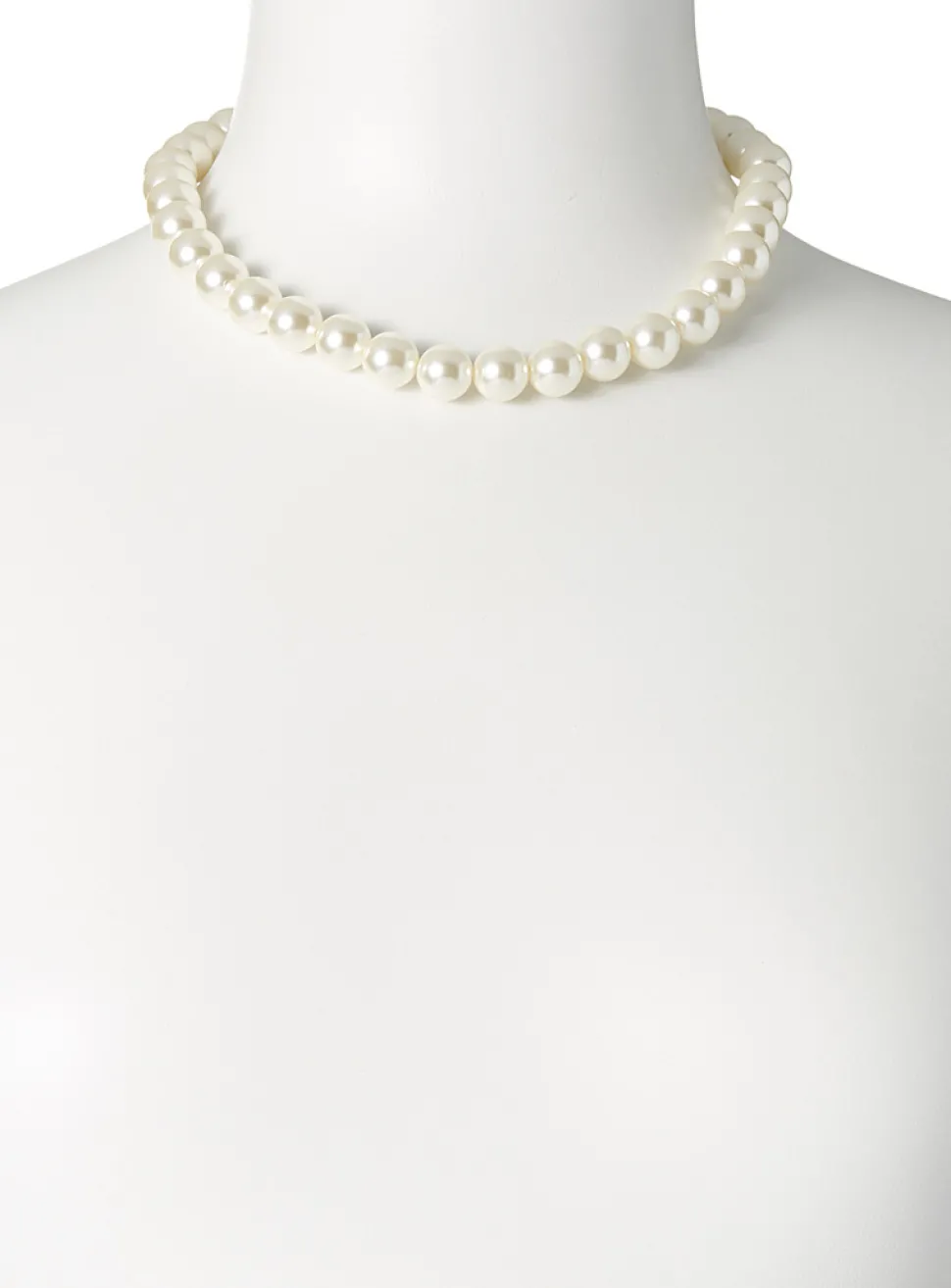 Oversized glistening pearl necklace