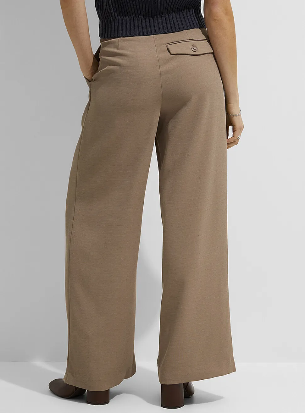Pleated piqué wide-leg pant