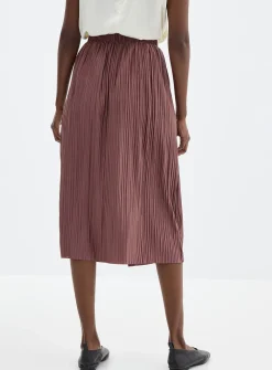 Pleated satiny skirt