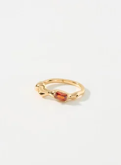 Red-stone asymmetric ring