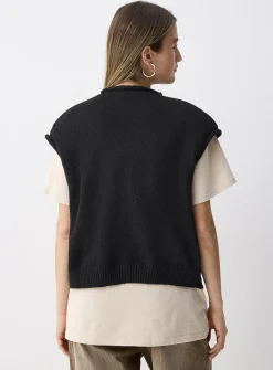 Rolled trim vest