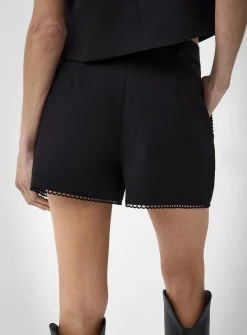 Scalloped edging pleated short
