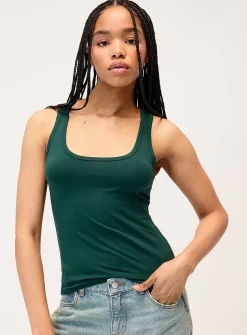 Scoop-neck slim-fit tank