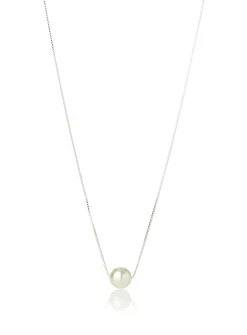 Shiny pearl necklace