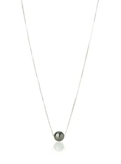 Shiny pearl necklace
