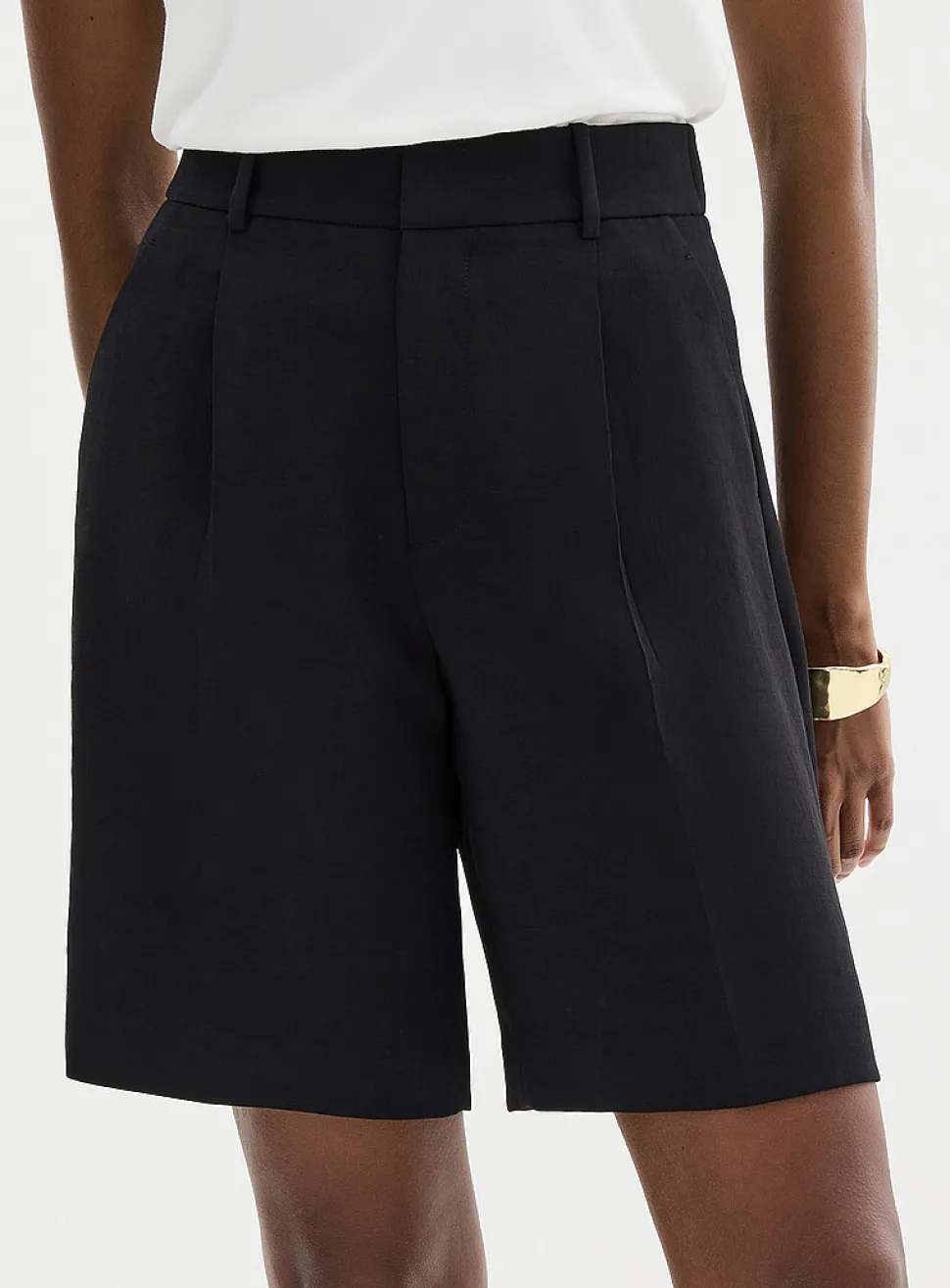 Textured crepe pleated Bermuda short