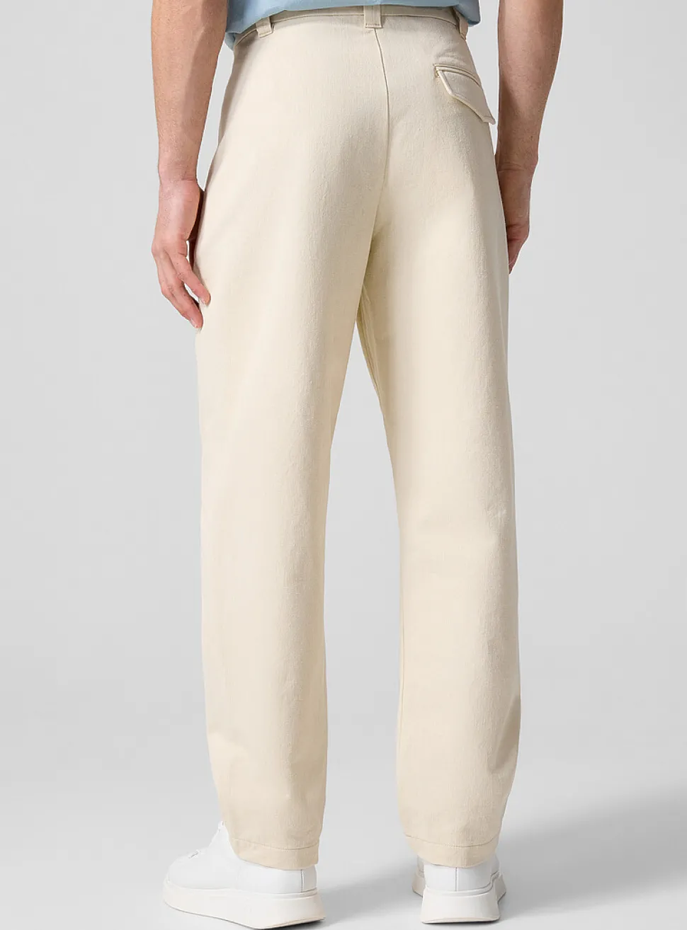 Textured pleated barrel-leg pant