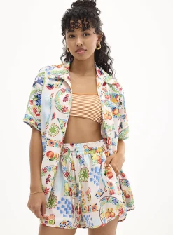 Vacation-pattern gathered high-rise short