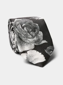 White roses tie