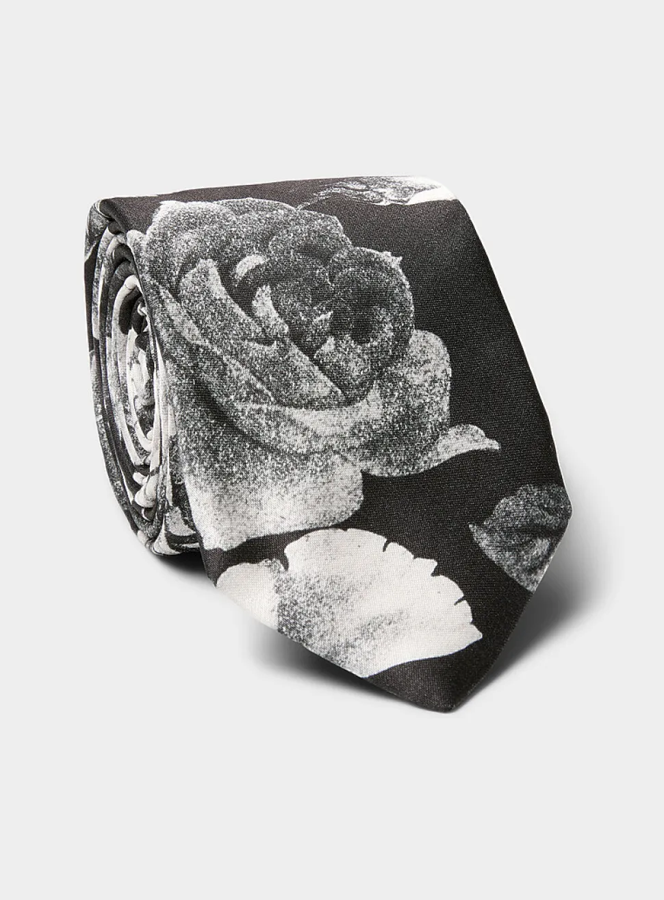 White roses tie