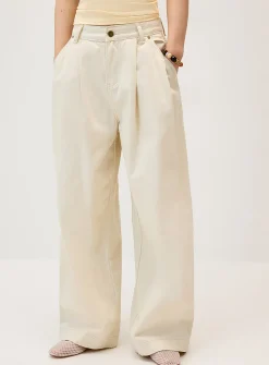 Wide-leg pleated jean